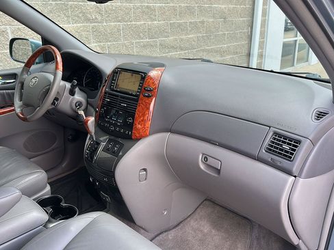 Used 2010 Toyota Sienna XLE Limited FWD image 5