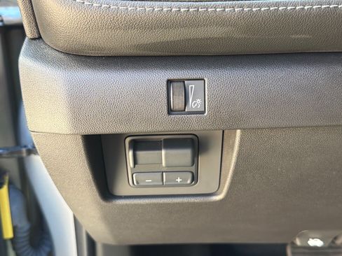 Used 2024 Chevrolet Colorado LT w/ LT Convenience Package III RWD image 13