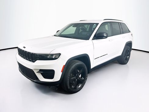 Used 2023 Jeep Grand Cherokee Altitude AWD/4WD image 3