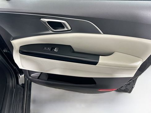 Used 2024 Kia Carnival LX image 28