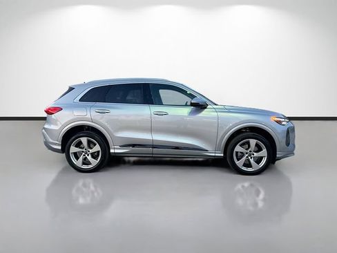 Used 2025 Audi Q5 Premium Plus w/ Premium Plus AWD/4WD image 2