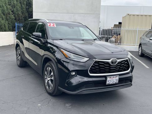 Used 2022 Toyota Highlander XLE FWD image 3