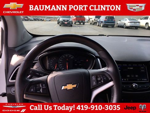 Used 2022 Chevrolet Trax LT w/ Redline Edition image 3