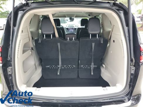 Used 2024 Chrysler Pacifica Touring-L FWD image 9