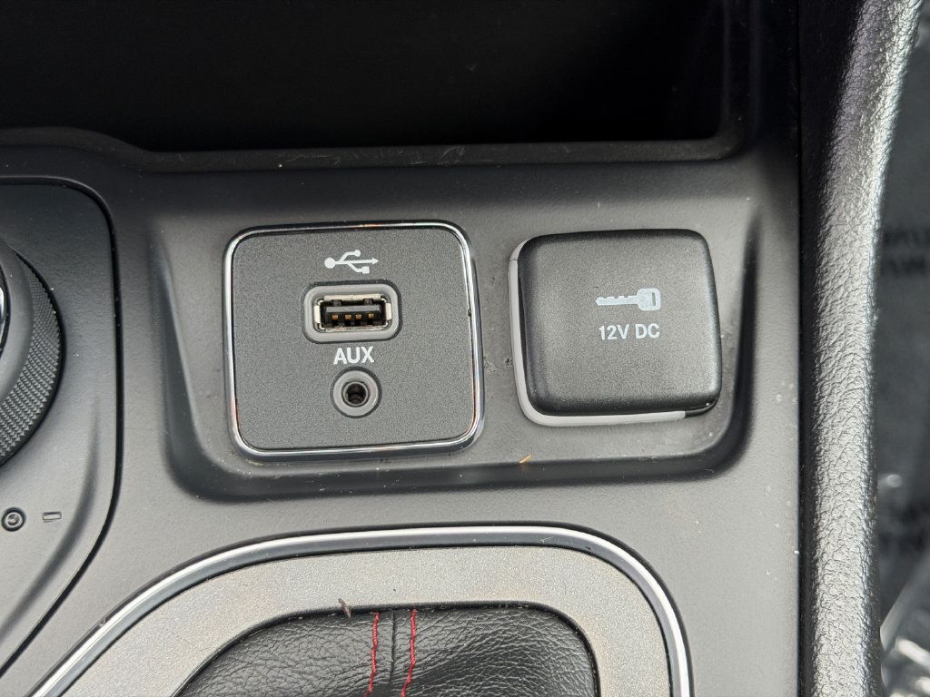 Used 2019 Jeep Cherokee Trailhawk w/ Cold Weather Group AWD/4WD image 26
