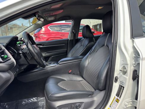 Used 2020 Toyota Camry SE image 19