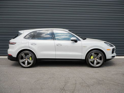 Certified 2023 Porsche Cayenne Platinum Edition AWD/4WD image 28