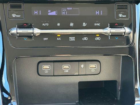 Used 2024 Kia Carnival EX image 17