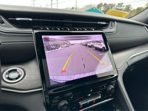 Used 2025 Jeep Grand Cherokee Limited image 16