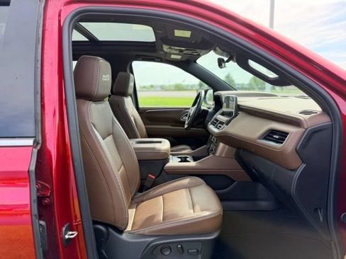 Used 2024 Chevrolet Suburban High Country w/ Premium Package 2 AWD/4WD image 11