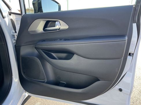 New 2026 Chrysler Pacifica Select image 15
