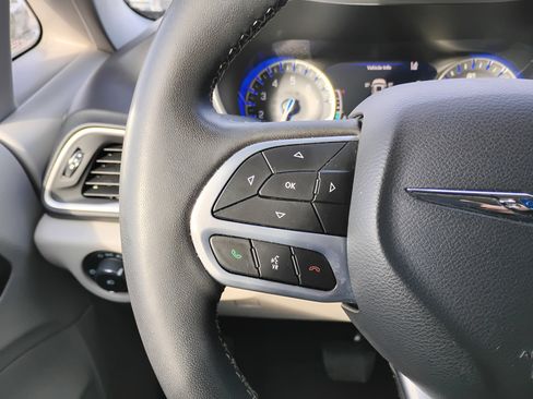 Used 2022 Chrysler Pacifica Touring-L image 10