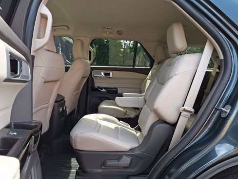Used 2022 Ford Explorer Platinum w/ Equipment Group 601A AWD/4WD image 10