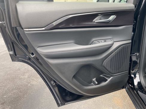 Certified 2023 Jeep Grand Cherokee Laredo w/ Luxury Tech Group I image 17