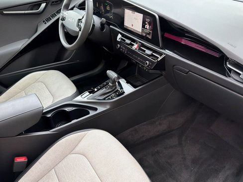 Used 2023 Kia Niro SX image 16