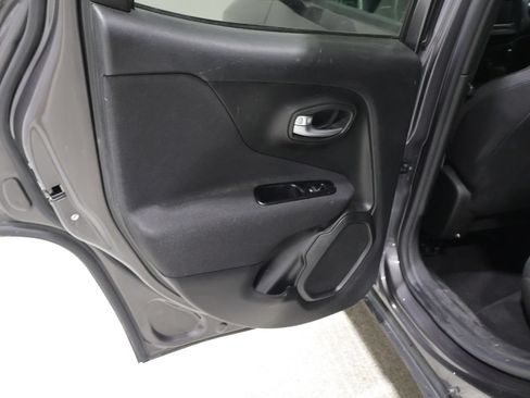 Used 2019 Jeep Renegade Latitude w/ Cold Weather Group AWD/4WD image 17