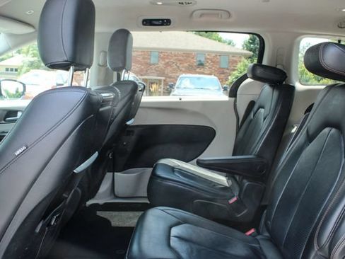 Used 2018 Chrysler Pacifica Touring-L Plus w/ Tire & Wheel Group FWD image 31