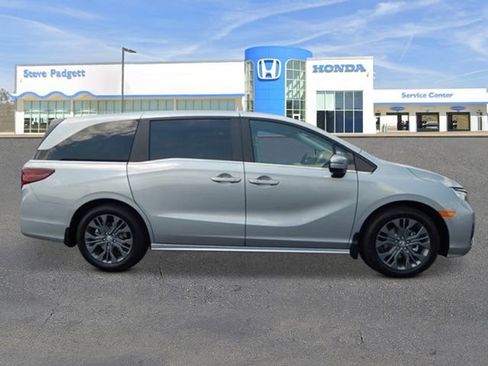 New 2026 Honda Odyssey Touring image 7