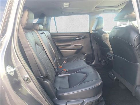 Certified 2025 Toyota Highlander XLE image 18