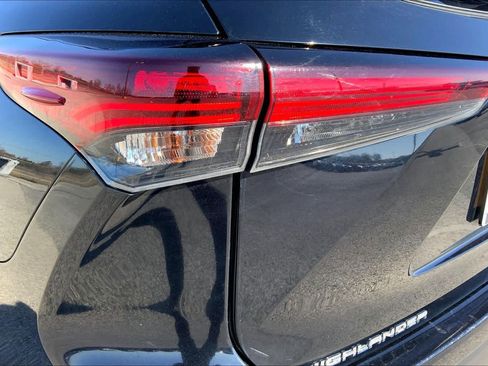 Certified 2024 Toyota Highlander LE image 28
