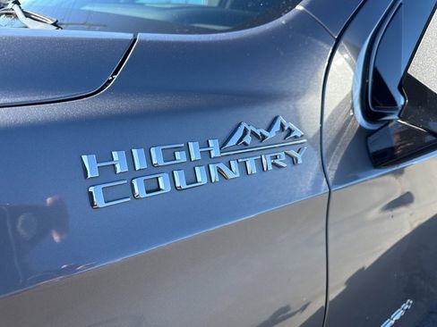 Used 2021 Chevrolet Suburban High Country w/ Premium Package image 18