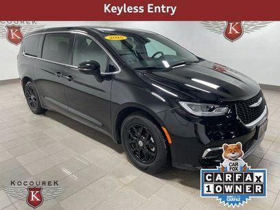 Used 2025 Chrysler Pacifica Select