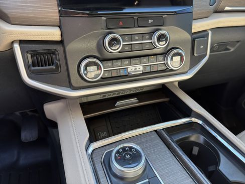 Used 2022 Ford Expedition Limited image 32