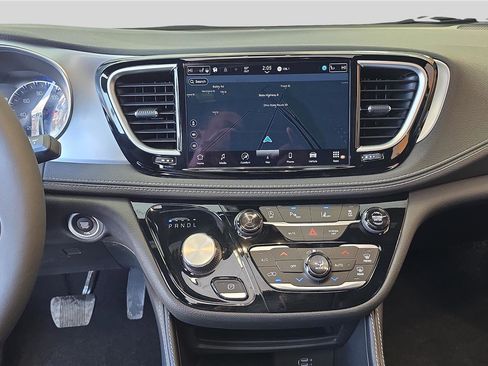 Used 2026 Chrysler Pacifica Limited image 18