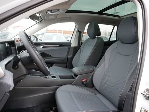 Used 2025 Volkswagen Tiguan SE image 15