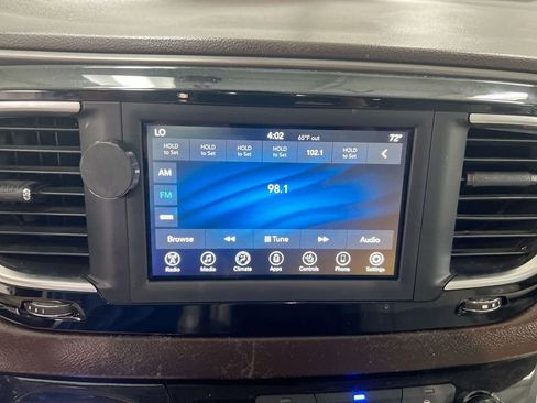Used 2018 Chrysler Pacifica Touring-L FWD image 14