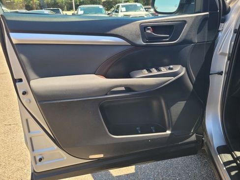 Used 2019 Toyota Highlander LE AWD/4WD image 16