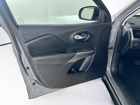 Certified 2022 Jeep Cherokee Limited AWD/4WD image 11
