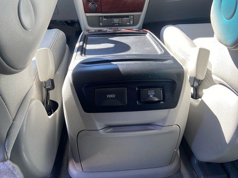 Used 2012 Toyota Sienna XLE w/ Entertainment Pkg FWD image 18