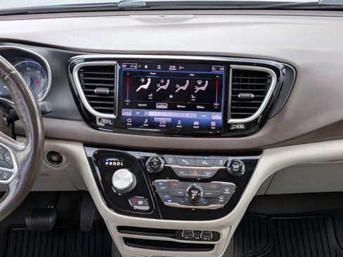 Used 2021 Chrysler Pacifica Touring-L FWD image 18