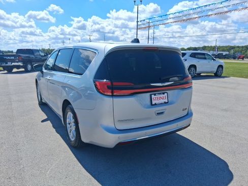 Used 2023 Chrysler Pacifica Touring-L FWD image 9