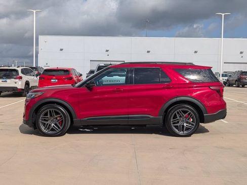 Used 2025 Ford Explorer ST AWD/4WD image 3