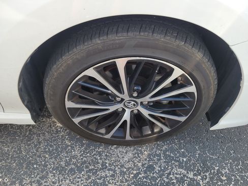 Used 2019 Toyota Camry SE FWD image 9
