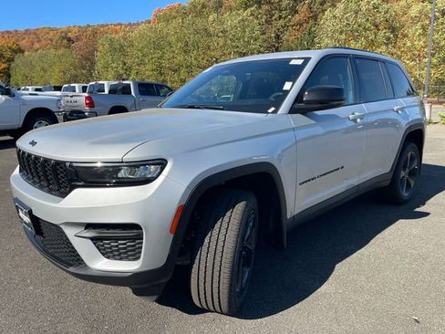 New 2025 Jeep Grand Cherokee Altitude image 3