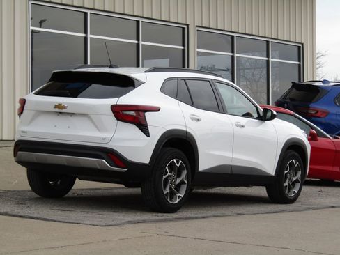 Used 2025 Chevrolet Trax LT w/ LT Convenience Package FWD image 3