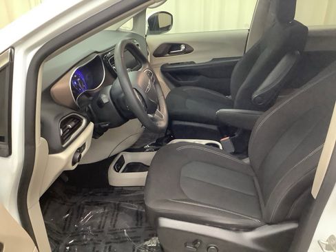 Used 2023 Chrysler Voyager LX image 15