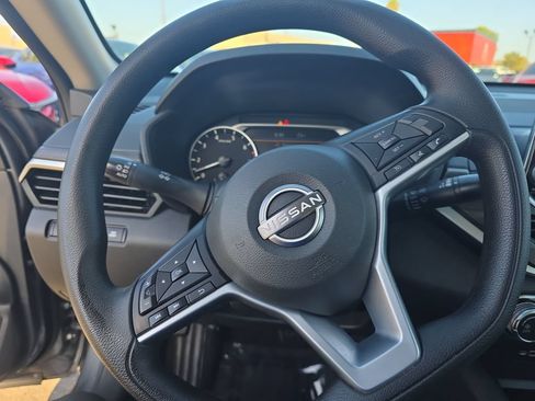 Used 2025 Nissan Altima 2.5 SV FWD image 13