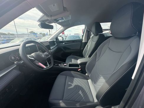 New 2025 Volkswagen Tiguan SE image 36