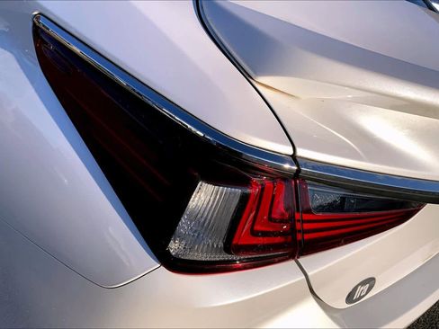 Used 2023 Lexus ES 300h w/ Luxury Package image 29