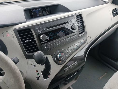 Used 2014 Toyota Sienna LE image 6