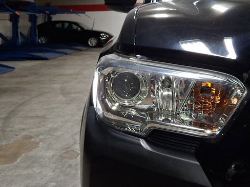 Used 2019 Toyota Tacoma SR image 10