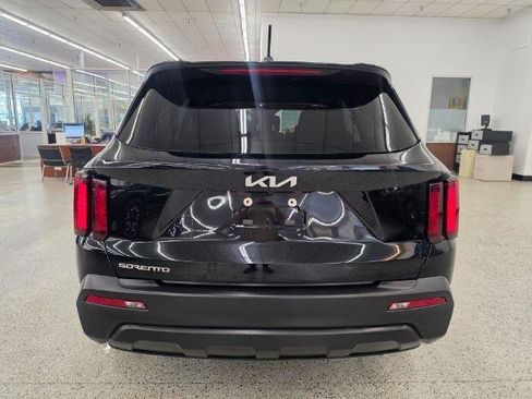 Used 2023 Kia Sorento LX FWD image 5