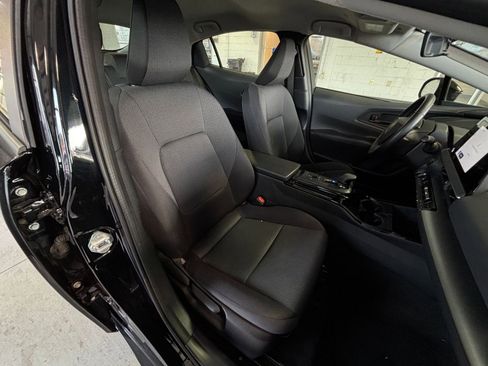Used 2025 Toyota Prius LE image 37