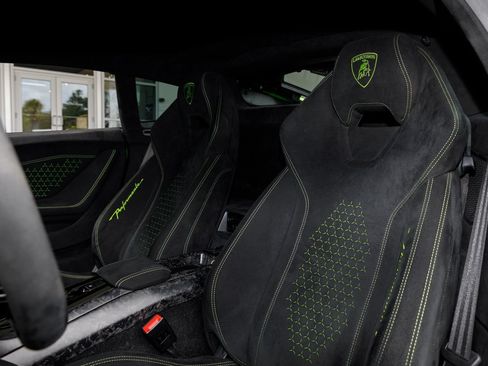 Used 2018 Lamborghini Huracan Performante AWD/4WD image 60
