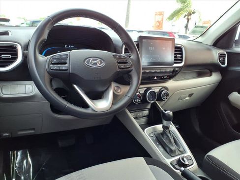 Used 2025 Hyundai Venue SEL image 9