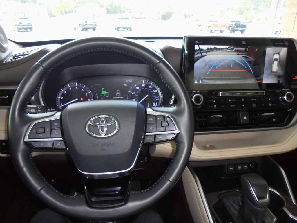 Used 2021 Toyota Highlander Platinum AWD/4WD image 6